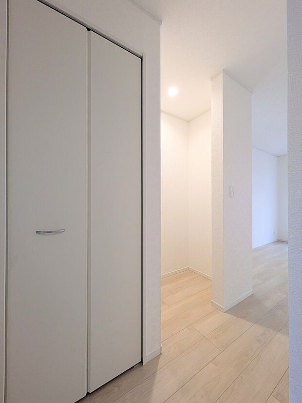 【パントリー(食料庫)】 常温保存できるパン、お米、調味料、缶詰など、日常的に使うものや未開封の食品の収納にぴったり。棚にものを並べて収納すれば、何が足りないのかひと目で確認できます。