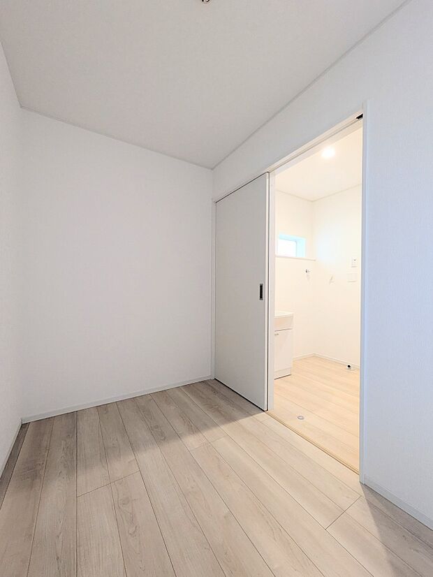 脱衣所です。サニタリー収納付き。タオルや下着類等の保管場所として。