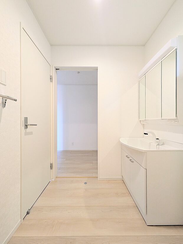 ランドリースペースは広さもたっぷり。タオルなどをしまえる収納棚もあります。