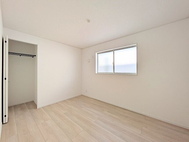 【リビング以外の居室】独立性を高めたお部屋。たっぷりの収納も配備しており、片付いた空間を現実出来そう。陽光も降り注ぐ明るく開放的な空間が魅力的。
