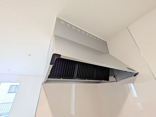 【レンジフード】スリムなレンジフードは凹凸がほとんどないため油がつきにくくお手入れしやすい形状。