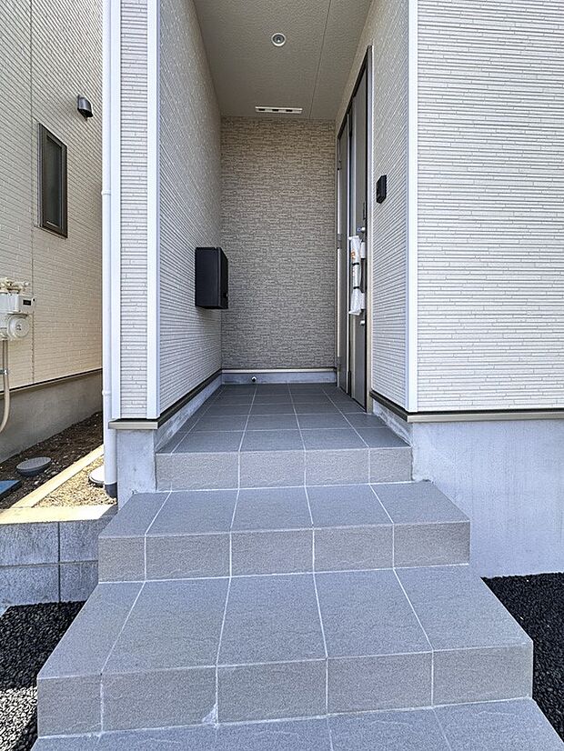 家の前は美しい通りになっていますが、クルマが比較的少なく。家のまわりで遊ぶお子さまも大丈夫です。