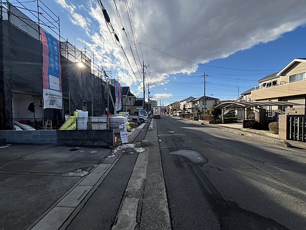 家の前は美しい通りになっていますが、クルマが比較的少なく。家のまわりで遊ぶお子さまも大丈夫です。