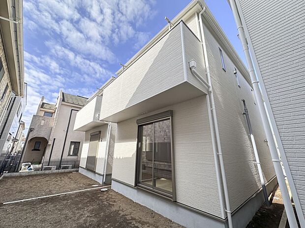 【駐車場】ゆったりとした駐車スペースを確保。大きめのお車でもOK。