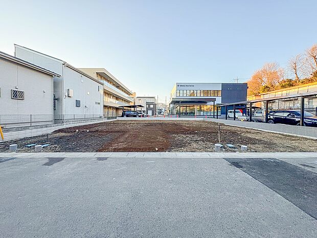 【外観】堂々たる趣ながら、主張し過ぎずどこか余裕を感じさせるシャープなフォルムで佇む邸宅は、晴天の空と照らし合わせる事で、本来あるべき完成形の姿を見せてくれます。