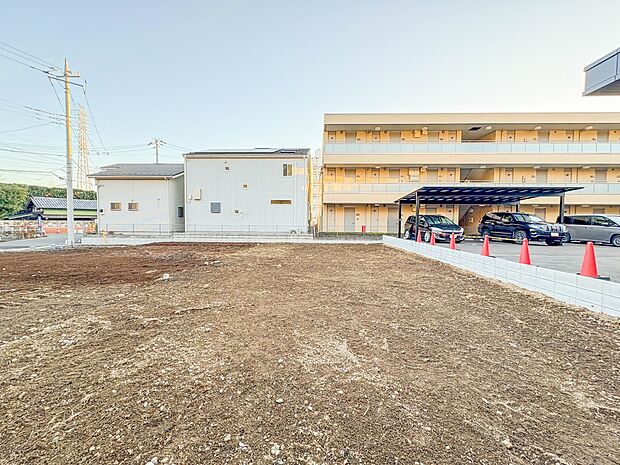 【駐車場】毎日の生活にマイカーが必須という方は、購入を検討する際、駐車場があることは大事な条件です。毎日の通勤や家族の送迎、買い物やお出かけなどクルマのある暮らしを満喫したい方は要チェック。…