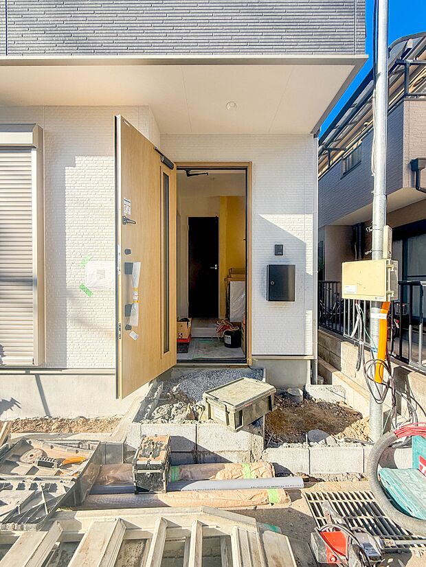 【玄関】家の顔となる玄関は、高いデザイン性が求められます。高級感と断熱性、防犯性に優れた玄関ドアを標準装備。ピッキング対策のセキュリティサムターン等、防犯に考慮しました。