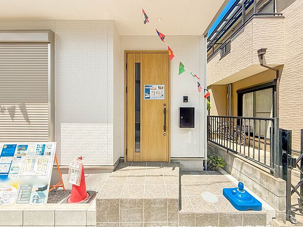【玄関】家の顔となる玄関は、高いデザイン性が求められます。高級感と断熱性、防犯性に優れた玄関ドアを標準装備。ピッキング対策のセキュリティサムターン等、防犯に考慮しました。