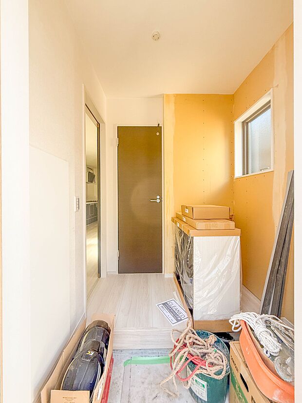 【玄関】玄関はおうちの顔と言われます。玄関アプローチは、外観デザインの印象を左右します。ご家族の個性を出しながら、素敵な玄関でお客様をお迎えしてください。