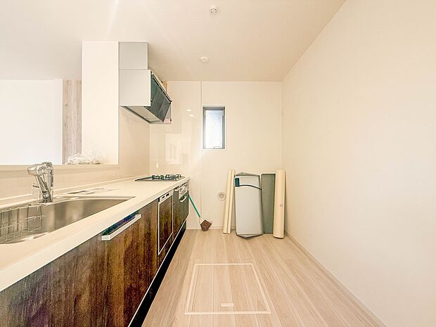 【キッチン】ナチュラルな自然光の中での調理。会話が弾む対面型キッチン。お洒落な食器類を余裕で収納できるスペース。動きやすい女性目線のキッチン動線。これからはお料理をつくる時間が劇的に変わりま…