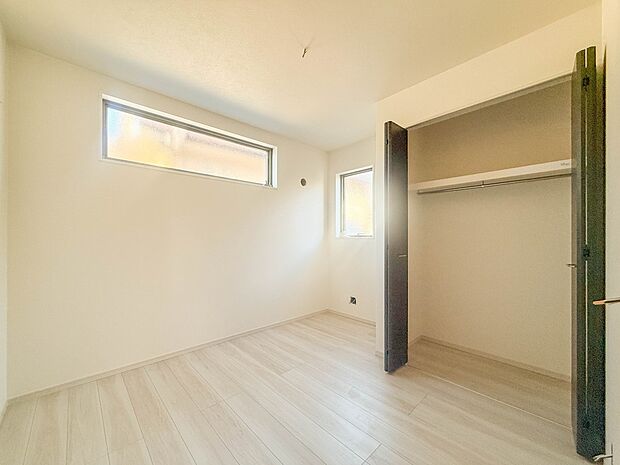 【洋室4.6帖】お子様のお部屋にぴったりなクロークを備えたフローリング仕様の洋室です。