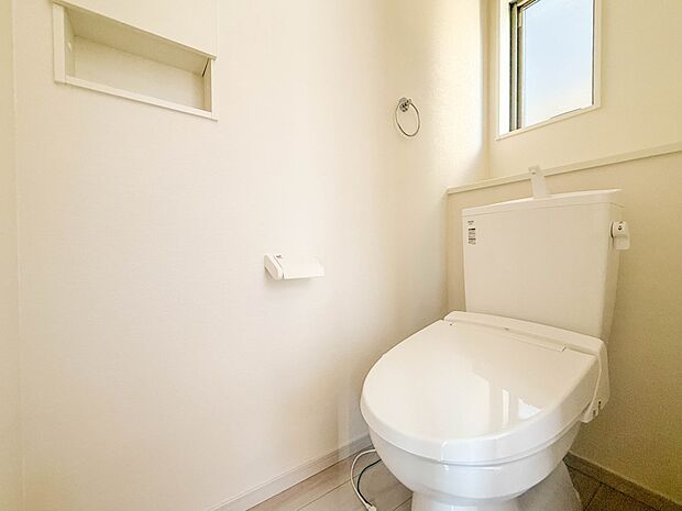 【トイレ】トイレ・ウォシュレット付。快適で衛生的な洗浄機能付温水シャワートイレです。