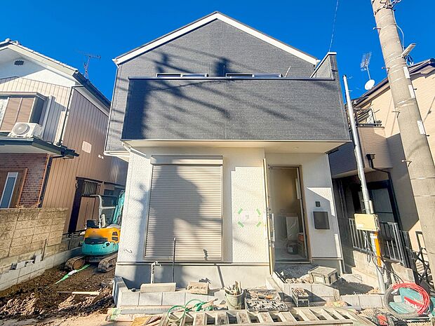 【外観】堂々たる趣ながら、主張し過ぎずどこか余裕を感じさせるシャープなフォルムで佇む邸宅は、晴天の空と照らし合わせる事で、本来あるべき完成形の姿を見せてくれます。