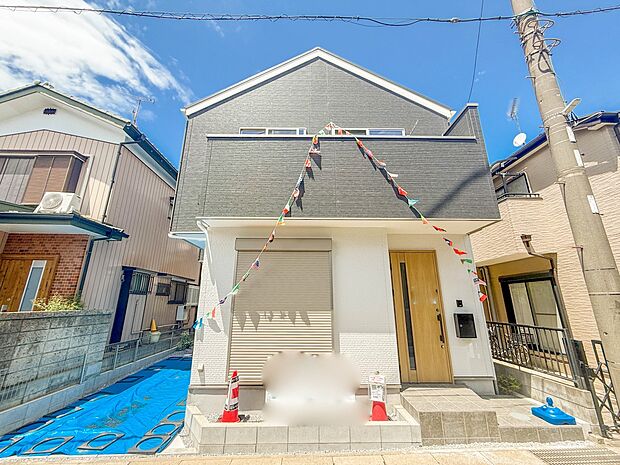 【外観】堂々たる趣ながら、主張し過ぎずどこか余裕を感じさせるシャープなフォルムで佇む邸宅は、晴天の空と照らし合わせる事で、本来あるべき完成形の姿を見せてくれます。
