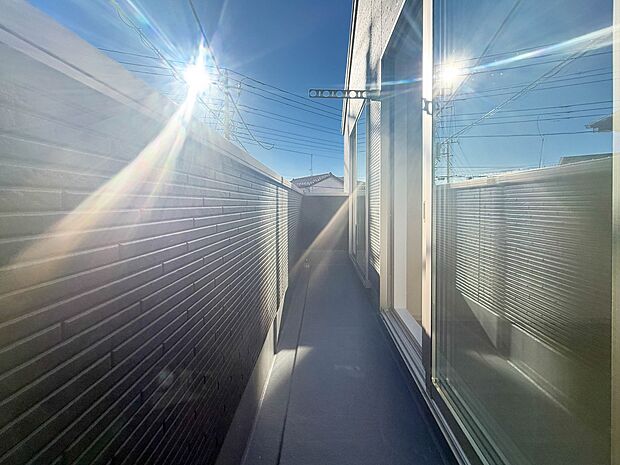 【バルコニー】  バルコニーから差し込む陽光・通風は、住環境・快適性と共に有り続ける貴重な「財産」です。