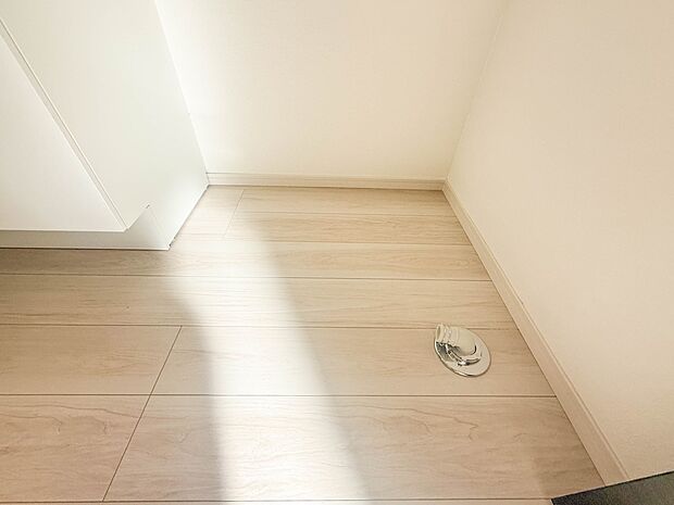 【ランドリースペース】毎日使う洗濯機。しっかりと奥行きのある置き場が確保されています。