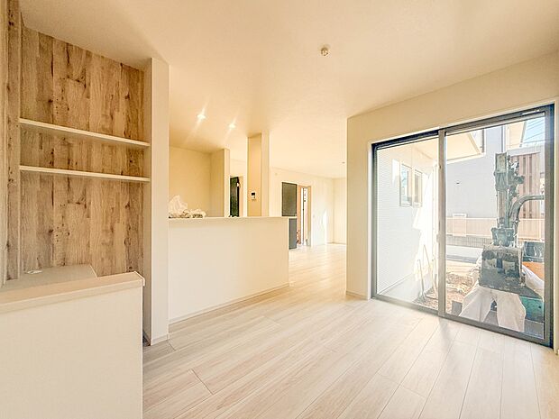 【LDK18.3帖】広々としたリビングダイニング。ゆったりとしたキッチン。生活動線をLDK に集中させ、ご家族が過ごしやすい空間設計にしました。