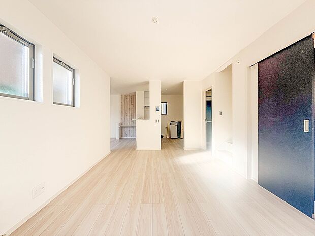 【LDK18.3帖】会話でホッとコミュニケーションできるリビング。料理でホッとハピネスになるキッチンなど。人をホッとさせる最新設備・仕様を採用しています。