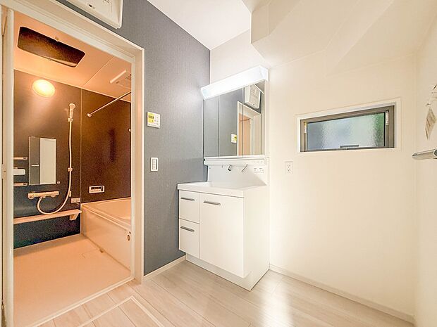 【脱衣所】洗面所は小さなプライベートスペース。歯磨き、洗顔と毎日施す個人空間。