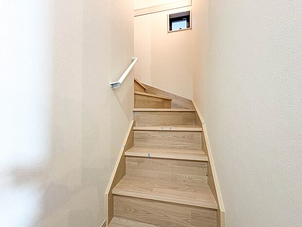 【手すり付階段】手すりがないと階段の昇り降りで危険なことはもちろん、壁に手をつきながら歩くことで壁紙が汚れやすくなります。すべての方に快適に昇り降りしていただくため、手すりを設置しました。【…