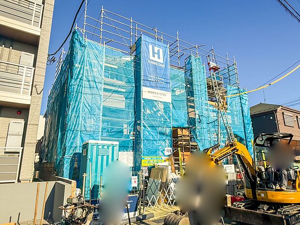 1号棟【外観】堂々たる趣ながら、主張し過ぎずどこか余裕を感じさせるシャープなフォルムで佇む邸宅は、晴天の空と照らし合わせる事で、本来あるべき完成形の姿を見せてくれます。