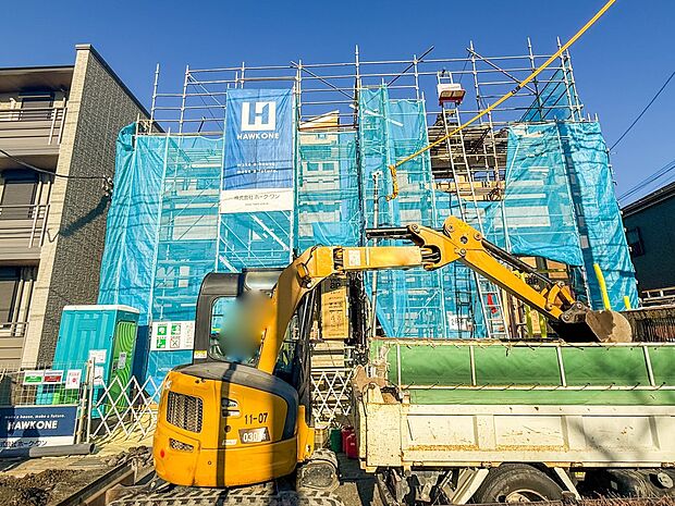 1号棟【外観】家族の温かさと陽光の暖かさ、楽しい毎日と明るい未来を予感させる「空間が織り成すひとつ先の住み心地」を演出します。