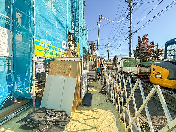 1号棟【駐車場】毎日の生活にマイカーが必須という方は、購入を検討する際、駐車場があることは大事な条件です。毎日の通勤や家族の送迎、買い物やお出かけなどクルマのある暮らしを満喫したい方は要チェ…