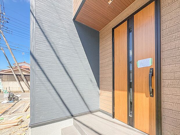 【玄関】家の顔となる玄関は、高いデザイン性が求められます。高級感と断熱性、防犯性に優れた玄関ドアを標準装備。ピッキング対策のセキュリティサムターン等、防犯に考慮しました。