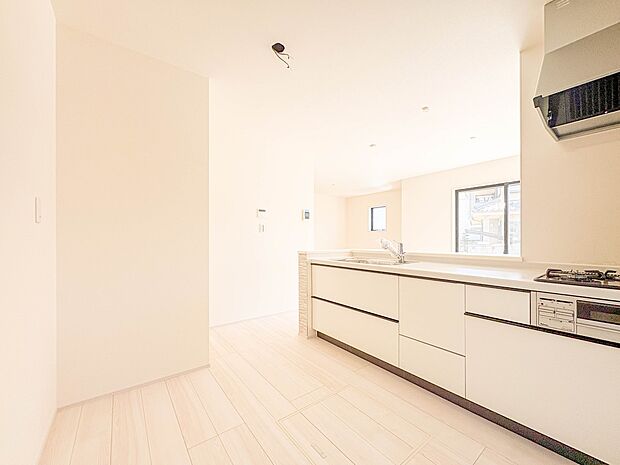 【キッチン】ナチュラルな自然光の中での調理。会話が弾む対面型キッチン。お洒落な食器類を余裕で収納できるスペース。動きやすい女性目線のキッチン動線。これからはお料理をつくる時間が劇的に変わりま…