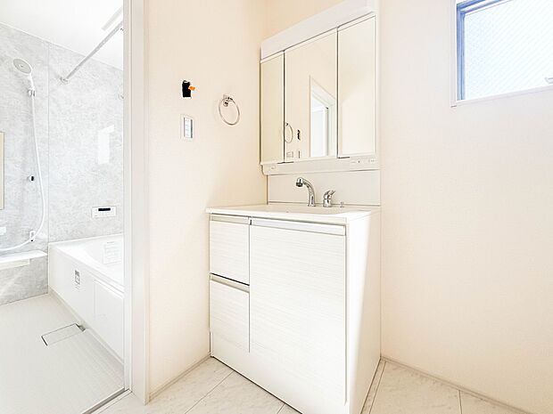 【洗面台】 十分な大きさの洗面台は、身だしなみチェックや歯磨きなど、朝の慌ただしい時間でもホテルライクなスペースで余裕とゆとりを感じて頂けます。