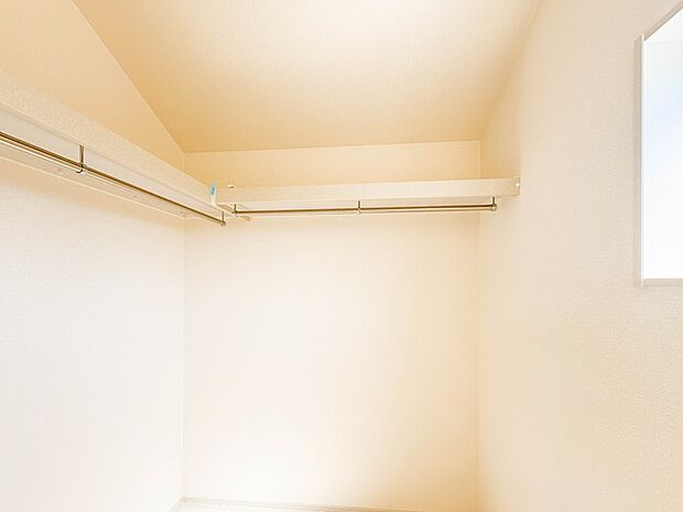 【WIC(ウォークインクローゼット)】 たくさんの洋服をかけてもシワになりにくいウォークインクローゼット。洋服以外にも、普段使わない家電やスーツケース、ストック品など何でも片付く嬉しい空間…