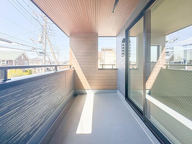 【バルコニー】 バルコニーから差し込む陽光・通風は、住環境・快適性と共に有り続ける貴重な「財産」です。