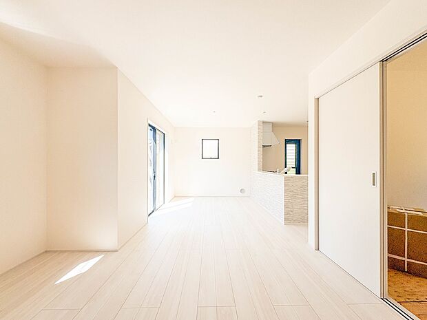 【LDK17.5帖】リビングにいるお子様と会話をしながら家事ができるカウンターキッチン。いま手があいているか、忙しそうなのか相手の様子を伺いながらコミュニケーションをとる訓練にもなります。