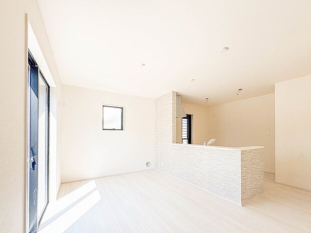 【LDK17.5帖】会話でホッとコミュニケーションできるリビング。料理でホッとハピネスになるキッチンなど。人をホッとさせる最新設備・仕様を採用しています。