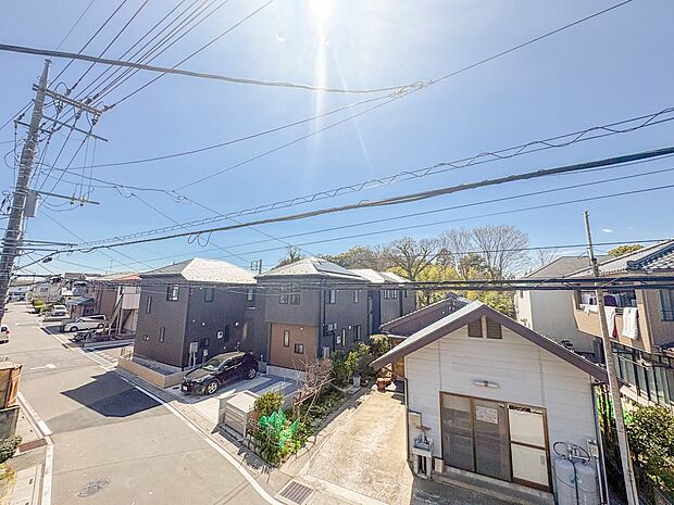 【眺望】朝の澄んだ空気や、夕方に吹く清々しい風を五感で感じられるバルコニー。