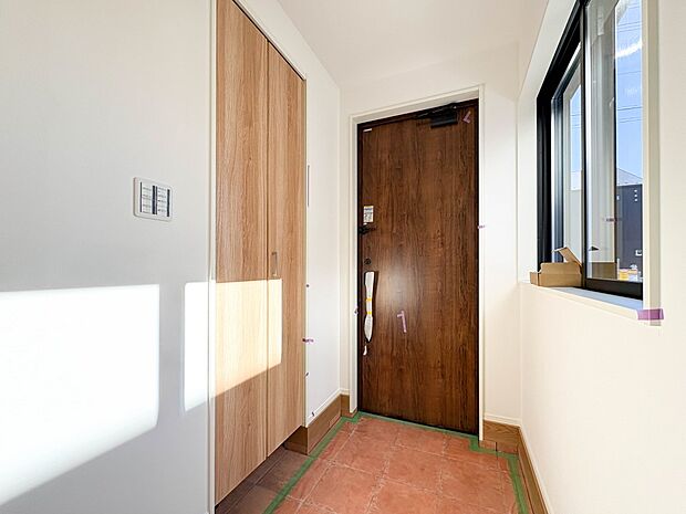 【玄関】スタイリッシュかつ品のある玄関。晴れの日も、雨の日も、風の日も、ご家族やお客さまを安心して迎えます。【2号棟】