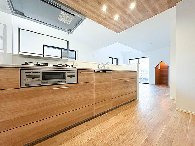 【キッチン】カウンターキッチンは広くて収納力もあるので、快適に料理をすることができます。食器や炊事用具を手の届くところに配置しやすいため調理もスピーディーですよ。【2号棟】