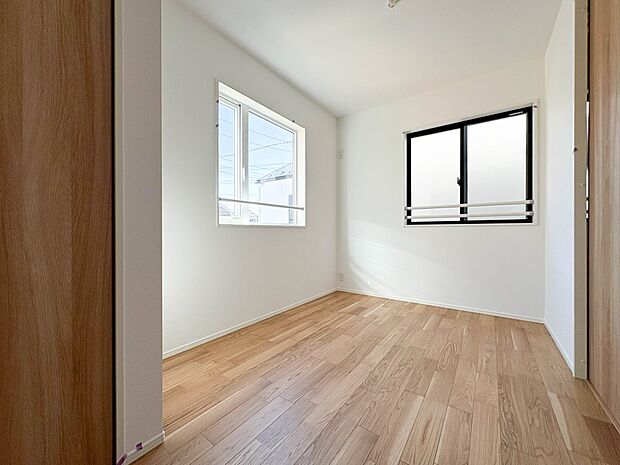 お子様のお部屋にぴったりなクロークを備えたフローリング仕様の洋室です。【2号棟】