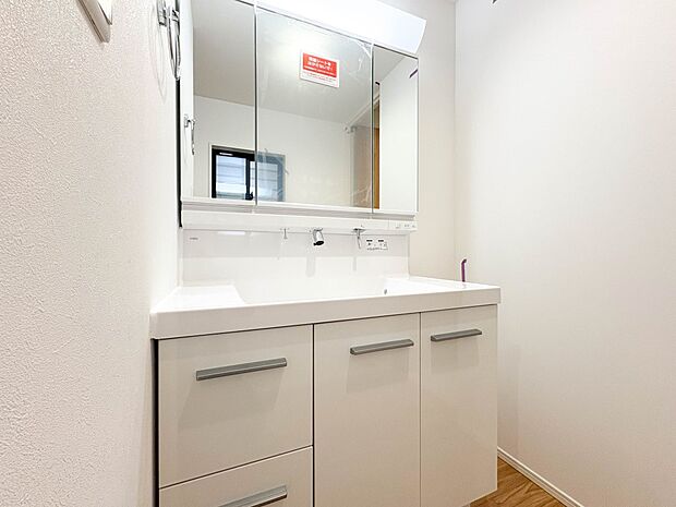 【洗面台】 十分な大きさの洗面台は、身だしなみチェックや歯磨きなど、朝の慌ただしい時間でもホテルライクなスペースで余裕とゆとりを感じて頂けます。【2号棟】