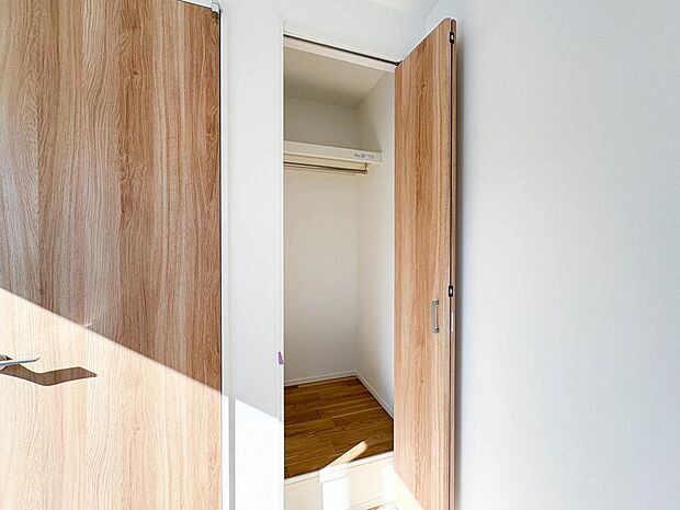 【収納】限られたスペースを有効に活用できる壁面クローゼット。【2号棟】