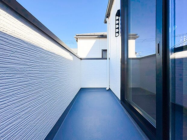 【バルコニー】 バルコニーから差し込む陽光・通風は、住環境・快適性と共に有り続ける貴重な「財産」です。【2号棟】