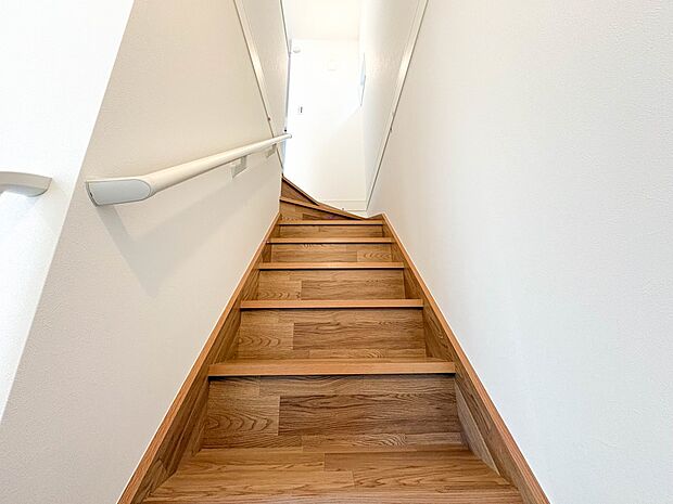 【手すり付階段】手すりがないと階段の昇り降りで危険なことはもちろん、壁に手をつきながら歩くことで壁紙が汚れやすくなります。すべての方に快適に昇り降りしていただくため、手すりを設置しました。【…