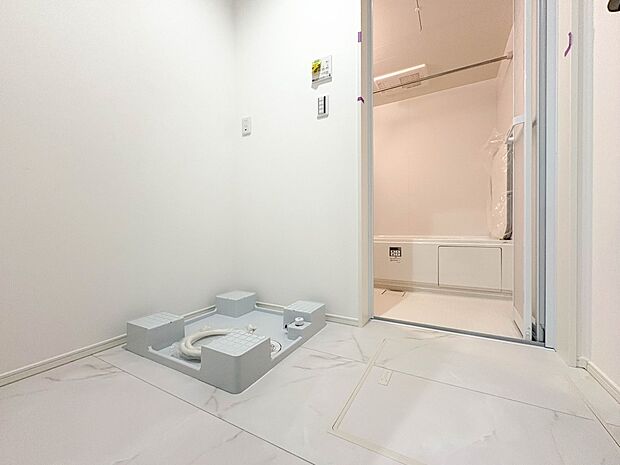 【ランドリースペース】毎日使う洗濯機。しっかりと奥行きのある置き場が確保されています。【2号棟】