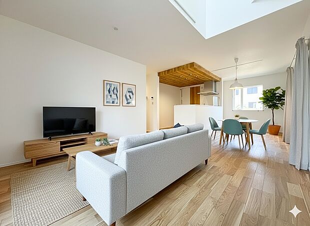 リビングにいるお子様と会話をしながら家事ができるカウンターキッチン。いま手があいているか、忙しそうなのか相手の様子を伺いながらコミュニケーションをとる訓練にもなります。【2号棟】