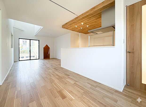 【ダイニングキッチン】料理をしながら、後片付けをしながら二人で会話を楽しみたい空間。【2号棟】