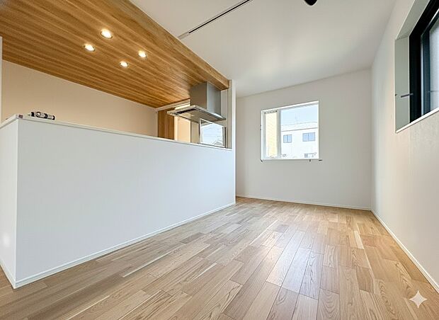 【ダイニング】広々としたリビングダイニング。ゆったりとしたキッチン。生活動線をLDK に集中させ、ご家族が過ごしやすい空間設計にしました。【2号棟】