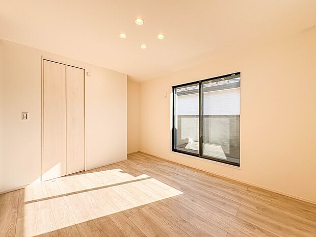 【寝室7.4帖】シンプルな内装はおしゃれのポイントです。シンプルは華美より飽きがこないからです。色や模様でおしゃれ感をだす。それがシンプルイズビューティーです。