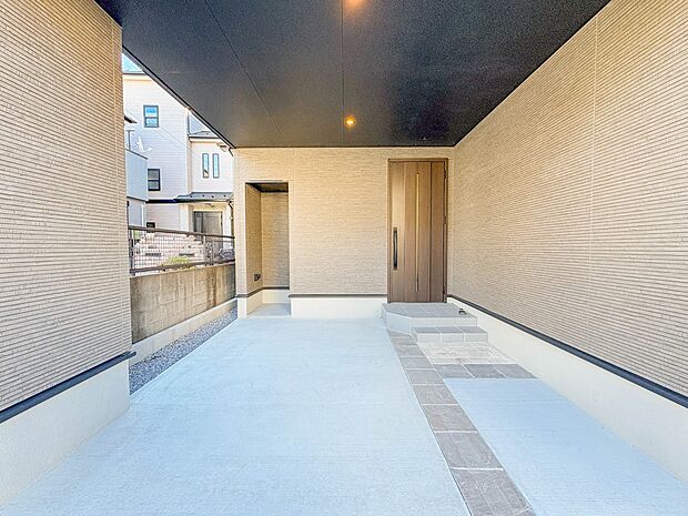 【駐車場】毎日の生活にマイカーが必須という方は、購入を検討する際、駐車場があることは大事な条件です。毎日の通勤や家族の送迎、買い物やお出かけなどクルマのある暮らしを満喫したい方は要チェック。…