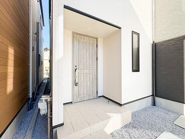 ＜玄関＞家の顔となる玄関は、高いデザイン性が求められます。高級感と断熱性、防犯性に優れた玄関ドアを標準装備。ピッキング対策のセキュリティサムターン等、防犯に考慮しました。【1号棟】