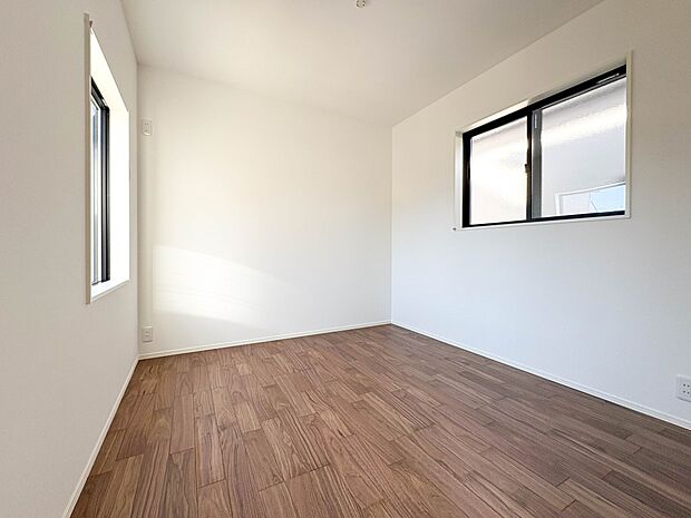 お子様のお部屋にぴったりなクロークを備えたフローリング仕様の洋室です。【1号棟】